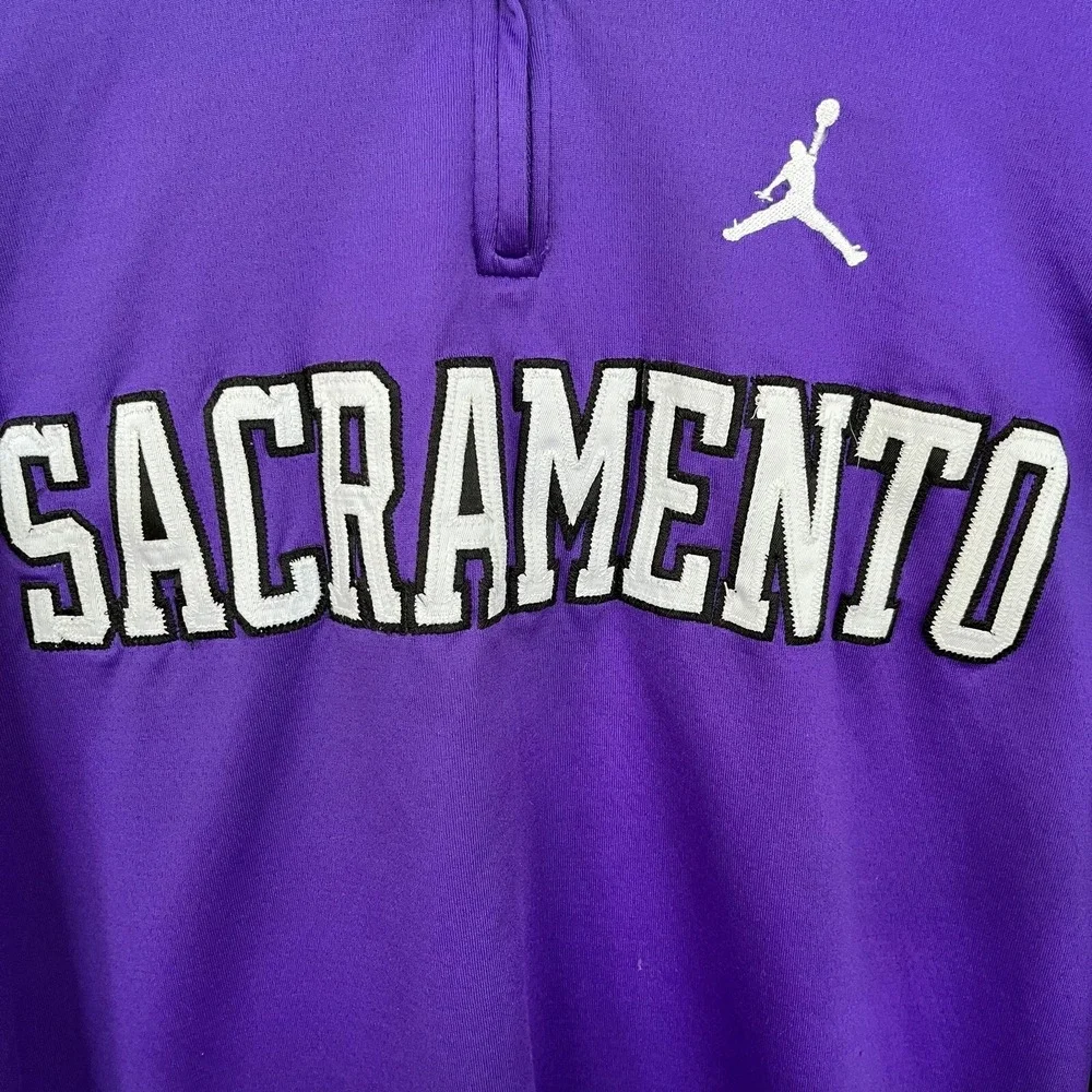 Nike Air Jordan Sacramento Mens M Pullover 1/4 Zip Top Purple White Jumpman